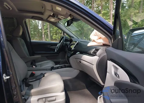 2017 Honda Pilot Touring z USA, uszkodzony, nr VIN 5FNYF5H93HB042354